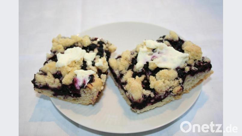 Was gibt es Besseres, als einen Kuchen mit selber gepflückten Schwarzbeeren, Butterstreußeln und einem Tupfer Schlagsahne. Bild: gpa