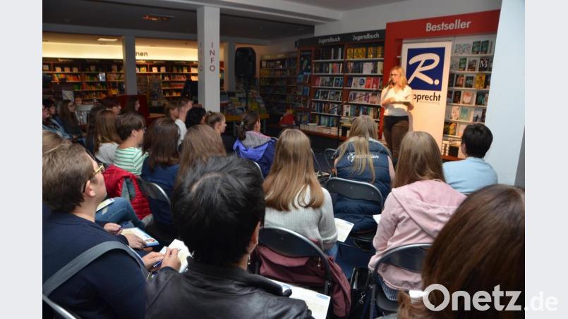 Beim Bücherabend in der Buchhandlung Rupprecht konnten sich Erzieherinnen und Kinderpflegerinnen über die Neuerscheinungen aus Pädagogik, Vorlesen und aus dem Bereich Bilderbuch informieren lassen. Bild: dob