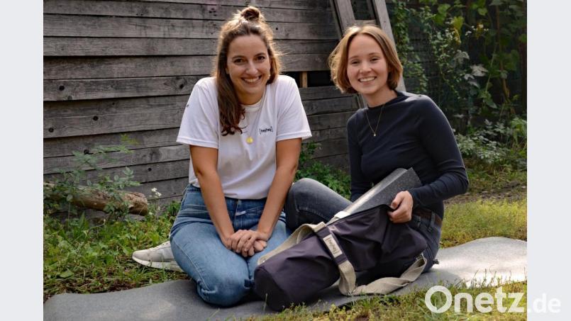 Sophie Zepnik (links) und Anna Souvignier hatten Ende 2016 die Idee zu einer nachhaltig produzierten Yogamatte. Jetzt gehen die beiden jungen Firmengründerinnen von hejhej-Mats einen weiteren Schritt: Sie wollen die dazu passende Tasche in Serie bringen - natürlich auch aus recyceltem Material. Bild: spw