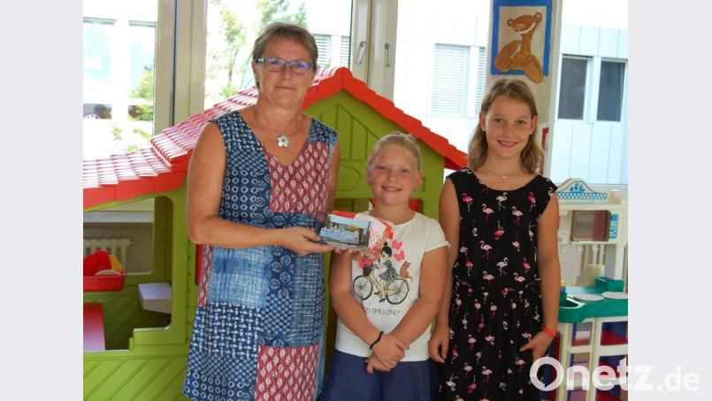 Über 600 Euro für das Kinderpalliativteam überreichten Sophia Luber (Mitte) und Marie Wieczorek (rechts) an Gesundheits- und Kinderkrankenpflegerin Lydia Moosburger. Bild: Klinikum/Borchers/exb