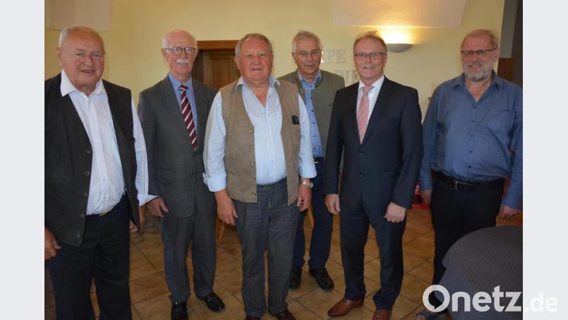 Hochrangige ehemalige Fockenfelder Schüler waren zu Gast bei der 32. Jahresversammlung des Freundes- und Förderkreises der Schule. „Es schmerzt schon sehr, mit Fockenfeld geht ein Stück von meinem Leben“, sagte beispielsweise der frühere Augsburger Landrat Karl Vogele. Unser Bild zeigt (von links) Ehrenvorsitzender Michael Hamann, Dr. Albin Nees, Karl Vogele, Altlandrat Karl Haberkorn, Vorsitzender Max Bindl und Pater Benedikt Leitmayr. Bild: jr