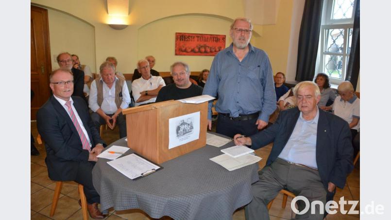 Bleiben für drei weitere Jahre im Vorstandsamt des Freundes- und Förderkreises der Spätberufenenschule Fockenfeld. Am Vorstandstisch (von links) Max Bindl, Josef Eckert, Pater Benedikt Leitmayr und Alfons Prechtl. Bild: jr