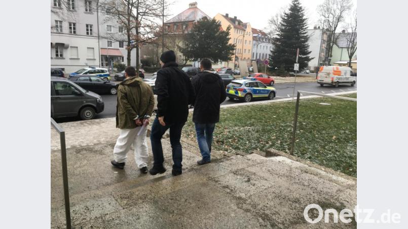 Bandar S. im Januar bei seiner Vorführung vor den Haftrichter, begleitet von zwei Beamten der Kriminalpolizei. Bild: ca