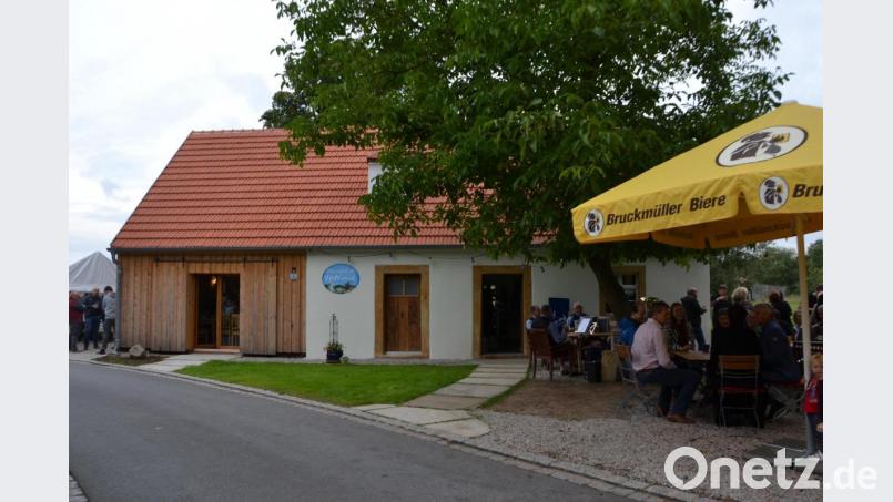 Die Frontansicht des Hüthäusls bei der Eröffnung der Bierwirtschaft. Bild: inl