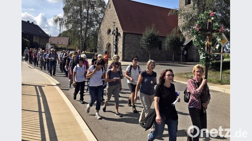 Singend und beten pilgern 63 Gläubige von Enzenrieth zur Kreuzbergkirche nach Pleystein. Bild: zer