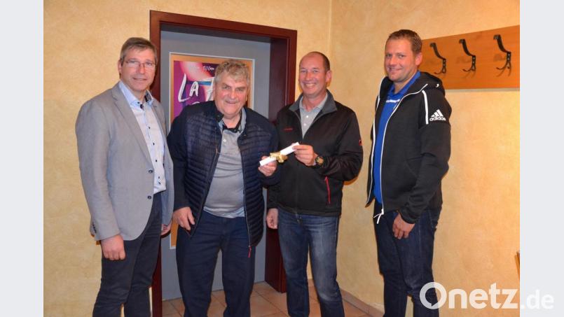 Vorsitzender Gerhard Wittmann (Zweiter von links) überreicht zusammen mit zweiten Vorsitzender Martin Bock (rechts) an die Familie Georg Schießl aus Moosbach als 100. Mitglied beim Förderkreis einen Gutschein. Dazu gratuliert auch Bürgermeister Hermann Ach (links). Bild: gi