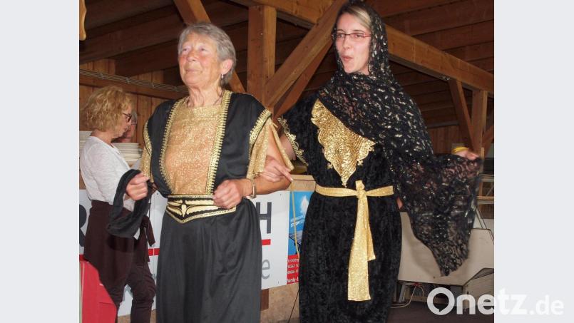 Die Modenschau der besonderen Art zeigte, dass Haremsdamen in den fünfziger Jahren als Faschingskostüme angesagt waren. Bild: sön