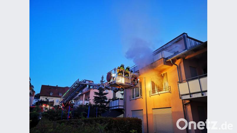 Zimmerbrand in der Baumannstraße in Amberg. Bild: Feuerwehr Amberg/exb