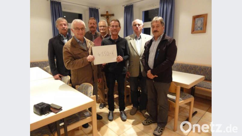 Eine Spende von 4550 Euro übergibt der ehemalige Vorsitzende Hermann Papacek (rechts) und Kassier Heribert Schiller (dritter von rechts) an den neuen Kirchenpfleger Josef Greiner aus Görnitz. Bild: pap