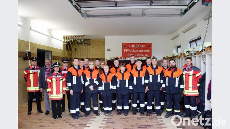 Freude bei den jungen Kameraden der Feuerwehr Sassenreuth: Unser Bild zeigt die Teilnehmer nach der bestandenen Leistungsprüfung &quot;Löschangriff&quot; mit den Schiedsrichtern und zweitem Bürgermeister Josef Schreglmann. Bild: jma