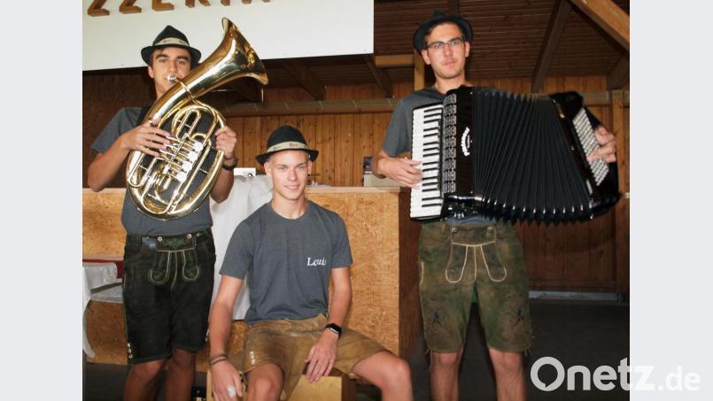 Die Übler-Buam, Marco, Luis und Moritz (von links), spielte weiter zünftig auf, ließen alte Ohrwürmer erklingen. Bild: sön