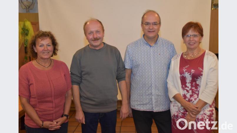 Naturfilmer Thomas Stock (Zweiter von links) mit Vorsitzendem Klaus Fischer sowie "Gartenfee" Renate Flauger (links) und Margareta Czichon, die die Ehrenamtskarte erhielten. Bild: hcz