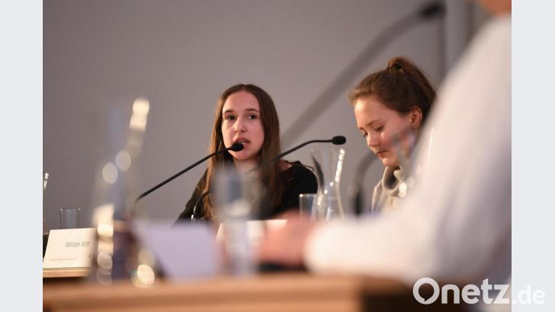 Miriam Witt (links) beim Rededuell in München. Jetzt wurde die 16-jährige Ambergerin zum "Tag der Talente" ins Bundesbildungsministerium eingeladen. Bild: StMUK/Andreas Gebert