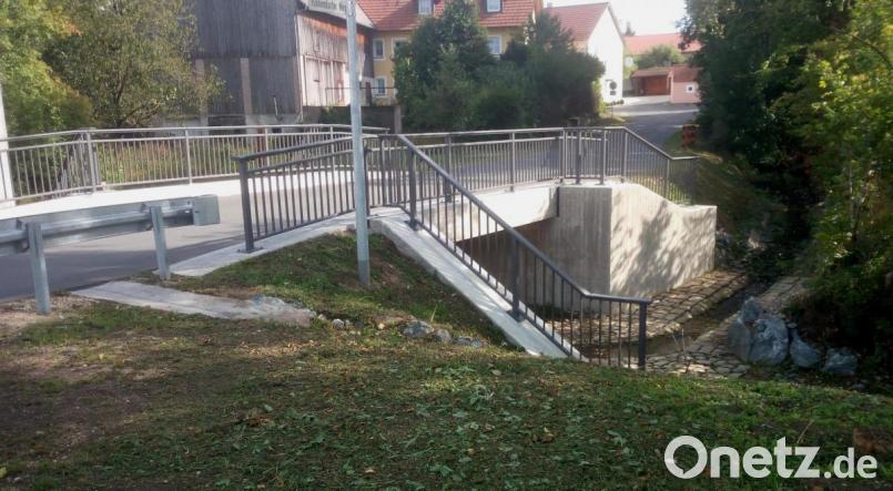 Von Juli bis Dezember 2018 entstand in Naslitz die neue Brücke über die Creußen, die nun den kirchlichen Segen erhält. Ihre Vorgängerin stammte aus den 1950er Jahren. Die Belastungen durch immer schwerer werdende landwirtschaftliche Maschinen machte ihr in den vergangenen Jahren jedoch zu schaffen. Bild: lgc