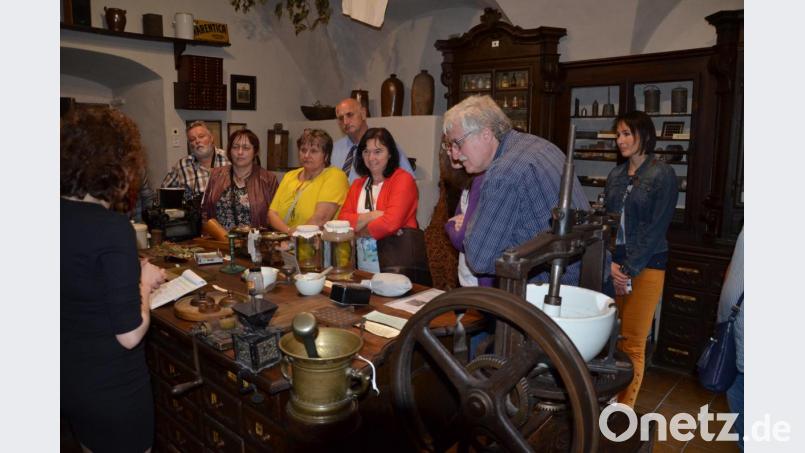 Auf großes Interesse stieß die Barockapotheke „Zum weißen Einhorn“ in Klatovy. Bei einer deutschsprachigen Führung erfuhren die Fahrtteilnehmer manch Wissenswertes. Bild: ga