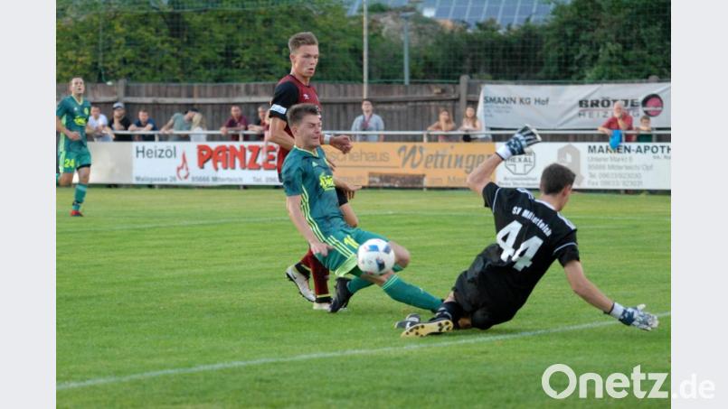 Fabian Bilz (Mitte, Szene aus der Partie gegen den 1. FC Nürnberg II) war der Unglücksrabe des SV Mitterteich bei der 0:3-Niederlage beim SC 04 Schwabach. Zunächst unterlief ihm ein Eigentor, später flog er wegen einer Notbremse auch noch vom Platz. Bild: gb