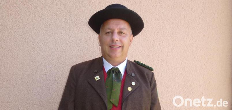 Schützenmeister Klaus Ludwig präsentiert vorab schon einmal die Tracht. Bild: bk