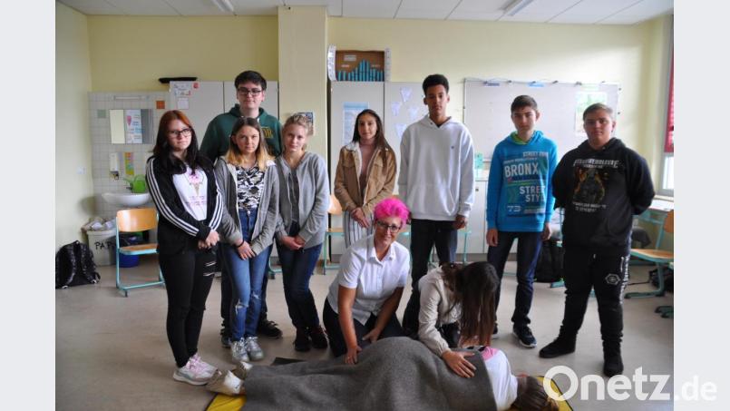 Manuela Görschel (kniend links) vom BRK-Kreisverband Tirschenreuth leitete die Jugendlichen unter anderem bei der stabilen Seitenlage an. Bild: ak