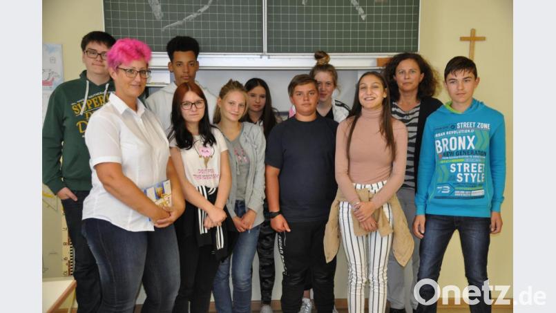 Rektorin Franziska Schubert (Zweite von rechts) dankte Manuela Görschel (Zweite von links) für die Schulung der Jugendlichen in Erster Hilfe. Bild: ak