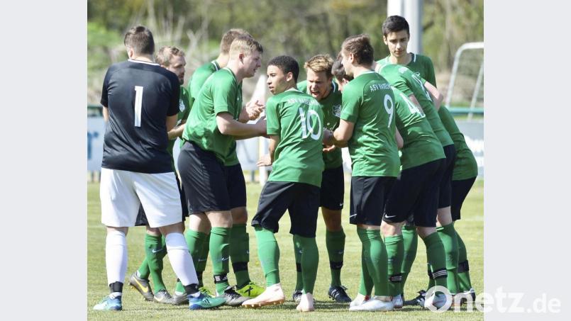 Die Spieler des ASV Haselmühl schwören sich auf das Kellerduell beim SV Sorghof ein. Bild: Hubert Ziegler
