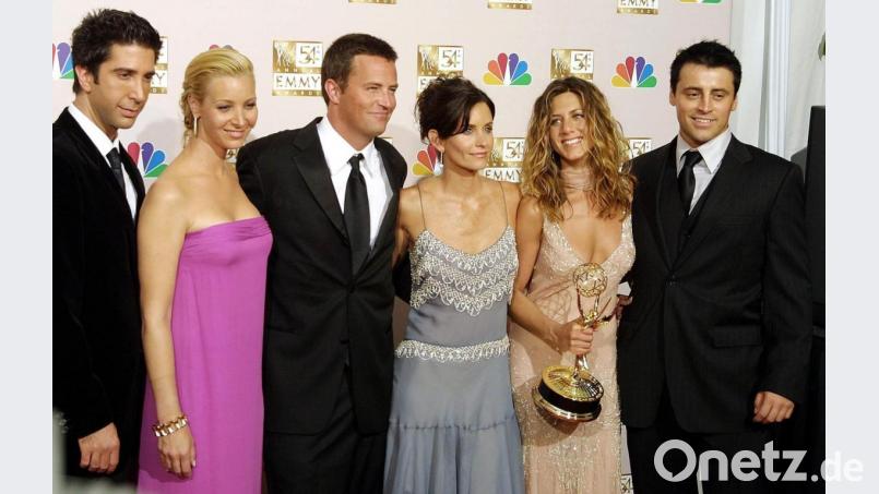 David Schwimmer, Lisa Kudrow, Mathew Perry, Courtney Cox Arquette, Jennifer Aniston und Matt LeBlanc bei der Verleihung der Fernsehpreise "Emmys" in Los Angeles. Am 22. September 1994 saßen Ross und Rachel, Chandler und Monica, Joey und Phoebe zum ersten Mal im Central Park auf der Couch. Bild: Lee Celano/epa afp/dpa