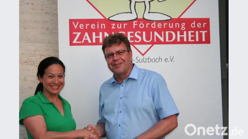 Die Vorsitzende des Zahnärztlichen Bezirksverbands Oberpfalz Dr. Cosima Rücker gratuliert Dr. Markus Schneider zu seiner Wiederwahl zum 1. Vorsitzenden des Vereins zur Förderung der Zahngesundheit. Bild: Dr. Markus Schneider