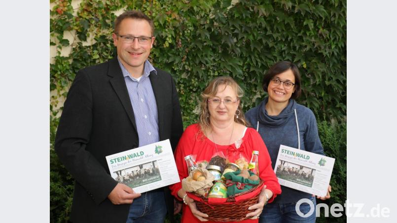 Antonia Stich (mitte) ist die Gewinnerin des Rätsels im Magazin Stein&amp;Wald. Mit auf dem Bild (von links) Steinwald-Allianz-Geschäftsführer Martin Schmid und Mitarbeiterin Marlene Weiß. Bild: njn