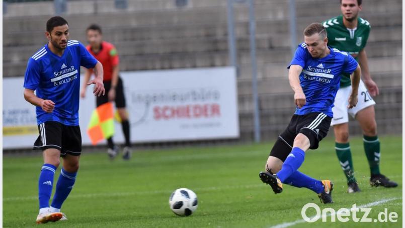 Dominik Hradecky schießt, Chousein Chousein beobachtet: Die SpVgg SV Weiden will in Woffenbach an die Leistung beim 3:0-Heimsieg gegen den TSV Bad Abbach anknüpfen. Bild: A. Schwarzmeier