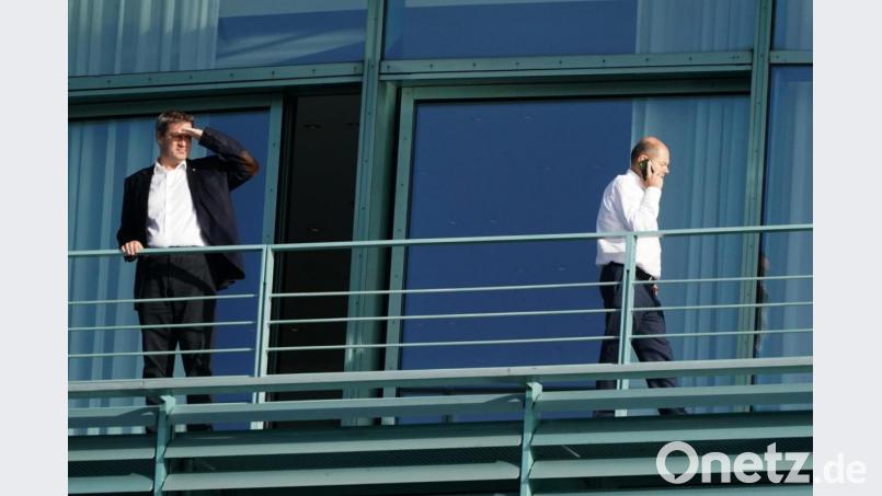 Finanzminister Olaf Scholz (l) und CSU-Chef Markus Söder auf einem Balkon des Kanzleramts. Bild: Kay Nietfeld