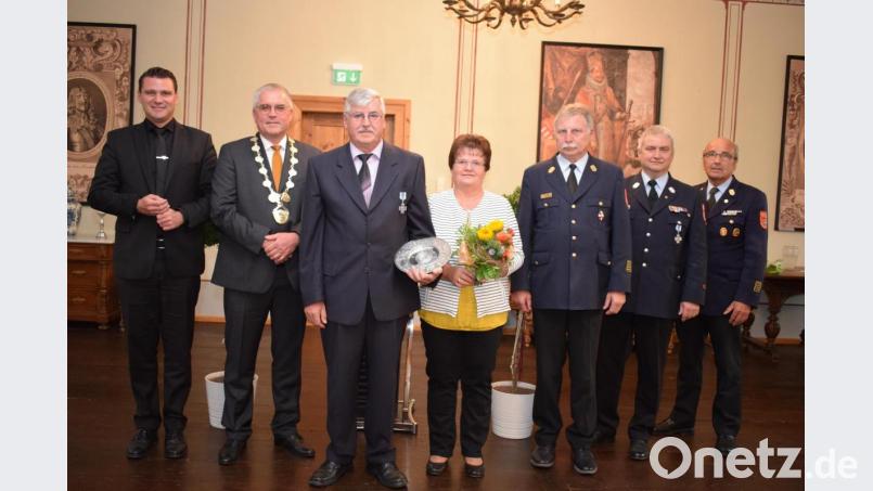 Für sein Jahrzehnte langes Engagement für die Allgemeinheit wurde Johann Schönberger mit dem Ehrenteller der Stadt Pfreimd ausgezeichnet, für Ehefrau Brigitte gab es Blumen als Dankeschön. Zu den Gratulanten gehörten (von links) Landrat Thomas Ebeling, Bürgermeister Richard Tischler, Brandrat Robert Heinfling, Brandmeister Günther Ponnath und Ehrenkreisbrandrat Siegfried Hammerer. Bild: bnr