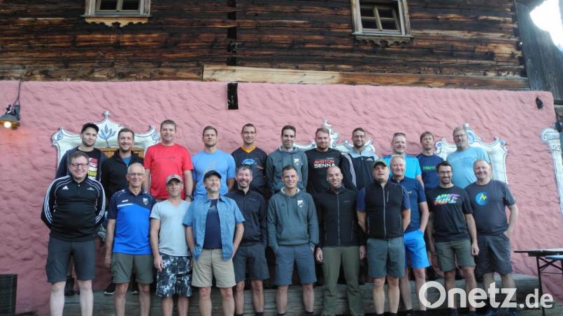 Die Alten Herren der Sportfreunde vor dem Bergbauernhof. Ernst Döllinger (vordere Reihe, Zweiter von links) wurde von Organisator Wolfgang Hetz (vordere Reihe, ganz rechts) für die 20. Teilnahme geehrt. Bild: exb