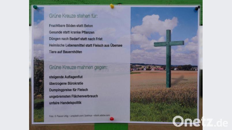 Ein Schild am Kreuz weist auf den Sinn der Aktion der Landwirte hin. Bild: tr