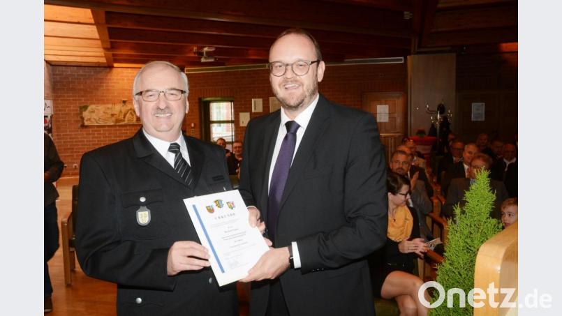 Mit einer Urkunde und reichlich Lob für unermüdlichen Einsatz und konstruktive Zusammenarbeit aus dem Mund von Rettungszweckverbandschef Andreas Meier (rechts) geht Leitstellen-Kapitän Herbert Putzer in den Ruhestand. Bild: Gabi Schönberger