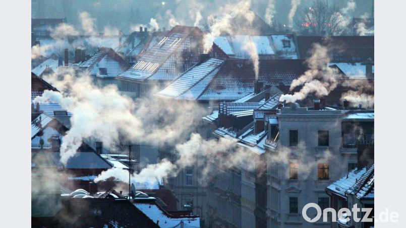 Nach einer Nacht mit Temperaturen bis zu minus 20 Grad Celsius qualmen in Leipzig die Schornsteine: Die bessere Wärmedämmung von Gebäuden kann große Mengen CO2 sparen. Foto: Jan Woitas/Archiv Bild: Jan Woitas