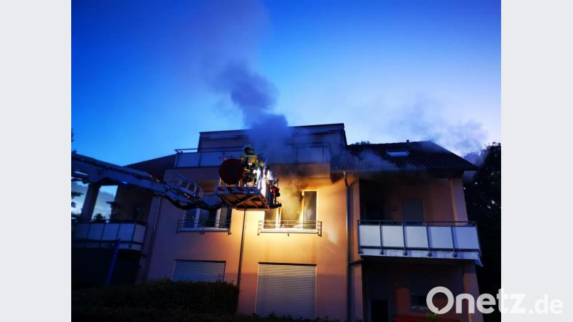 Zimmerbrand in der Baumannstraße in Amberg. Bild: Feuerwehr Amberg/exb