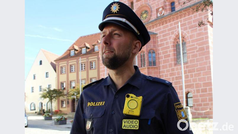 Quadratisch, gelb, gestochen scharf - so sieht die neue Body-Cam der Polizei aus. Jetzt sind die Geräte auch in Sulzbach-Rosenberg im Einsatz. Bild: Polizei Sulzbach-Rosenberg