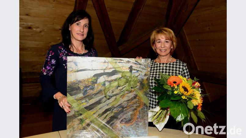Die Basaltwand im Kleinformat überreicht Bürgermeisterin Tanja Schiffmann der ausscheidenden Zweiten Bürgermeisterin Lydia Ebneth zum Abschied. Bild: bey