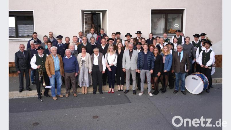 Josef Müllner (vorne, Fünfter von links) feiert mit vielen Gästen seinen 80. Geburtstag Bild: fvo