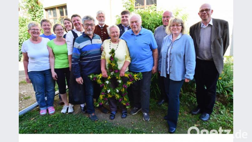 Vertreter des öffentlichen Lebens und die Familie beglückwünschen Frieda Dehling (Mitte) zum 85. Geburtstag. Bild: no