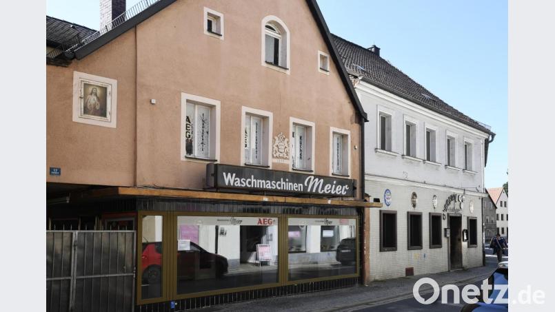 Noch schaut die Ziegelgasse aus, wie sie es seit vielen Jahren tut. Doch Investor Ulrich Schmid hat die beiden nebeneinanderliegenden Anwesen mit Waschmaschinen Meier und dem O’Brian gekauft. Er will beide Gebäude sanieren. Bild: Petra Hartl