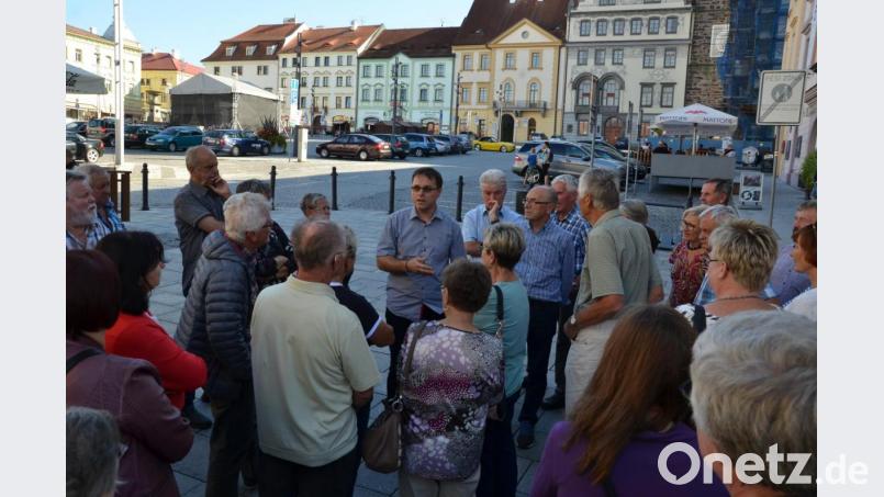 Ein Stadtführer machte die Gäste aus der Gemeinde Schwarzach mit der Geschichte der Stadt Klatovy vertraut. Bild: ga