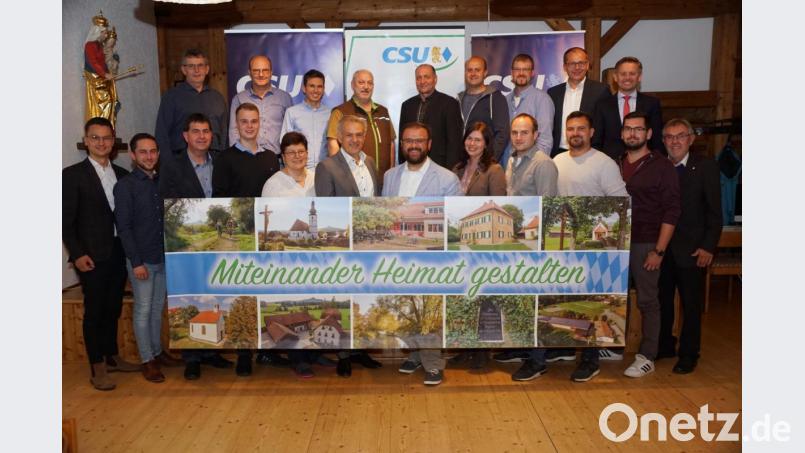 Eine 24-köpfige Mannschaft schickt der CSU-Ortsverband ins Rennen, um die acht Sitzplätze im jetzigen Gemeinderat zu verteidigen. Den Chefsessel im Rathaus soll Vorsitzender Hans Walter (vorne, Sechster von rechts) besetzen. Bild: bkr