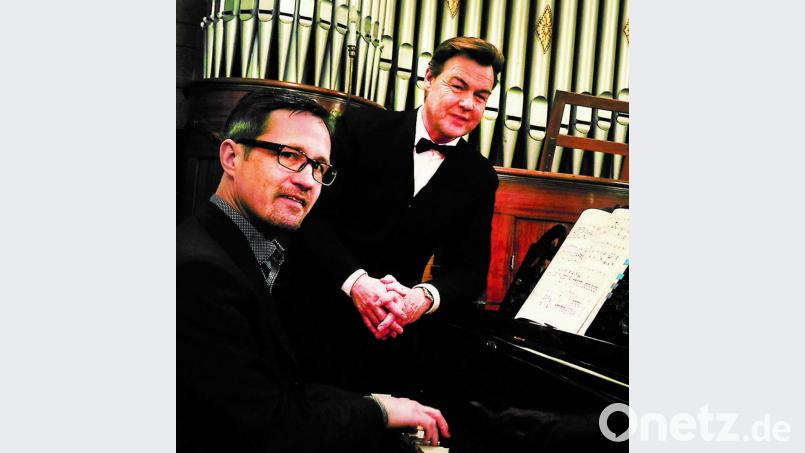 Volker Bengl (rechts) und Frank Oidtmann wirken beim Benefizkonzert am Sonntag in Konnersreuth mit. Ebenso der Kirchenchor. Der Eintritt ist frei. Bild: Hannes Bessermann