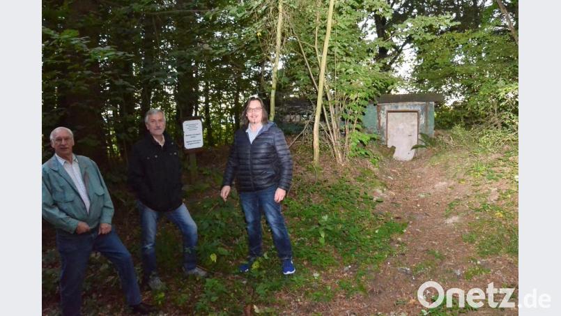 Karl Ochantel, Karl-Heinz Zintl und Andreas Ringholz (von links) kümmern sich seit vielen Jahren um den US-Bunker, der nun unter Denkmalschutz steht. Bild: fjo