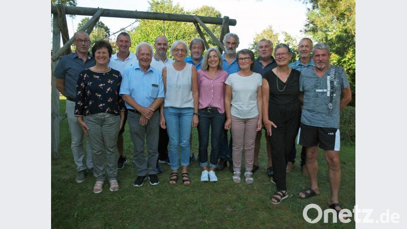 Die Teilnehmer an der Doppelmeisterschaft 2019 des TC Rieden, denen Bürgermeister Erwin Geitner (hinten links) gratulierte. Bild: sön