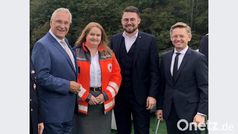 Innenminister Joachim Herrmann, (Drohnen-) Pilotin Melissa Pregler, stellvertretender BRK-Kreisgeschäftsführer Sven Lehner und Landtagsabgeordneter Tobias Reiß beim Blaulicht-Empfang „Sicheres Bayern“ an Bord der „Altmühlperle“. Bild: exb/Bayerisches Rotes Kreuz Kreisverband Tirschenreuth