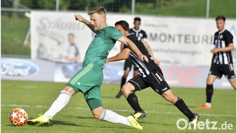 Große Schritte nach vorne macht die DJK Ammerthal (links Konstantin Keilholz) in der Fußball-Bayernliga Nord. Seit der 0:1-Niederlage gegen die DJK Vilzing Ende Juli ist die Mannschaft seit nunmehr sieben Begegnungen (drei Siege, vier Unentschieden) unbesiegt. Bild: Hubert Ziegler