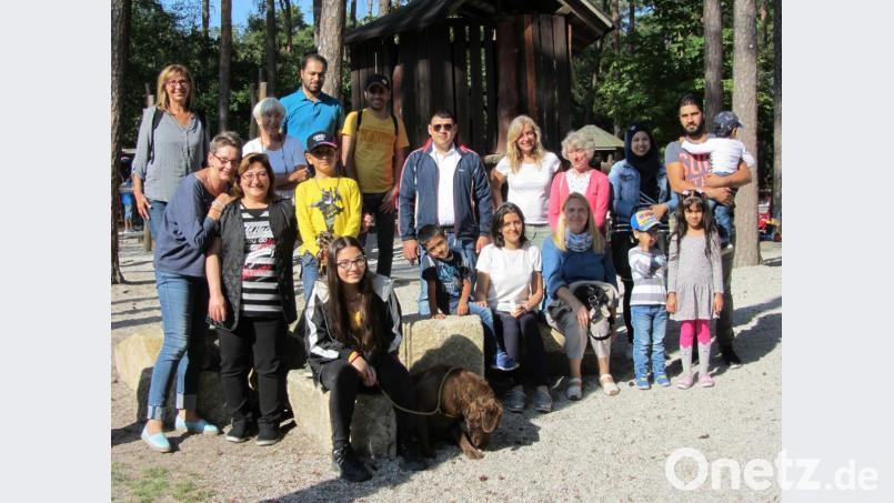 Zusammen mit den Integrationslotsinnen Doris Dürr (sitzend, vorne rechts) und Maria Dirnberger (hinten links) gingen die Teilnehmer der gemeinsamen Wanderung durch den Wildpark. Bild: exb/Maria Dirnberger