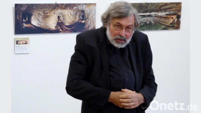 Peter Hofmann erklärt Fotos des Schaubergwerks Werra in Weißenstadt und des Salzbergwerks Berchtesgaden. Bild: Schönberger, Ferdinand [fsb]