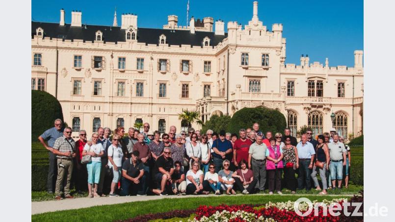 Herrliches Wetter, beste Stimmung und viel Sehenswertes erleben die Teilnehmer der CSU-Fahrt nach Südmähren. Vor dem Schloss in Lednice stellen sich alle zu einem Erinnerungsfoto auf. Bild: mor